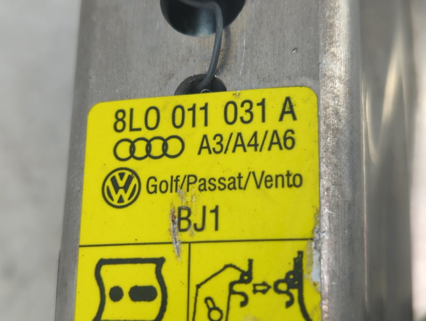 2004 Volkswagen Jetta Spare Scissor Car Jack - Oemusedautoparts1.com
