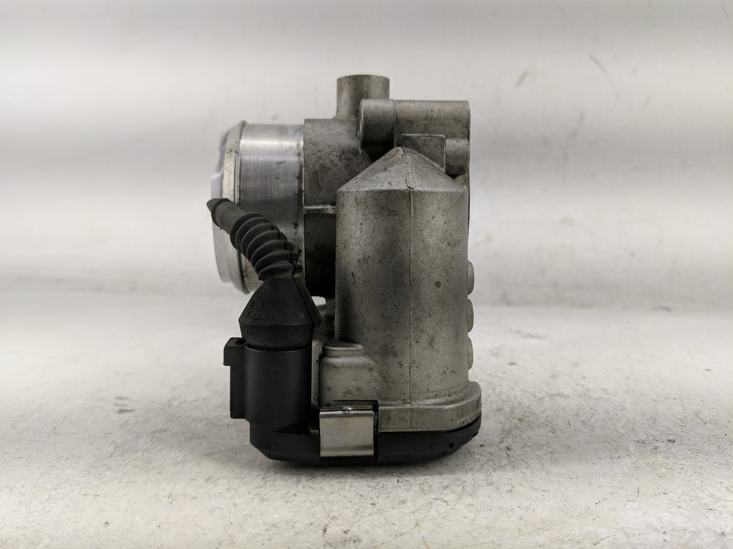 1999-2005 Volkswagen Passat Throttle Body P/N:06B 133 062 M Fits Fits 1999 2000 2001 2002 2003 2004 2005 2006 OEM Used Auto 