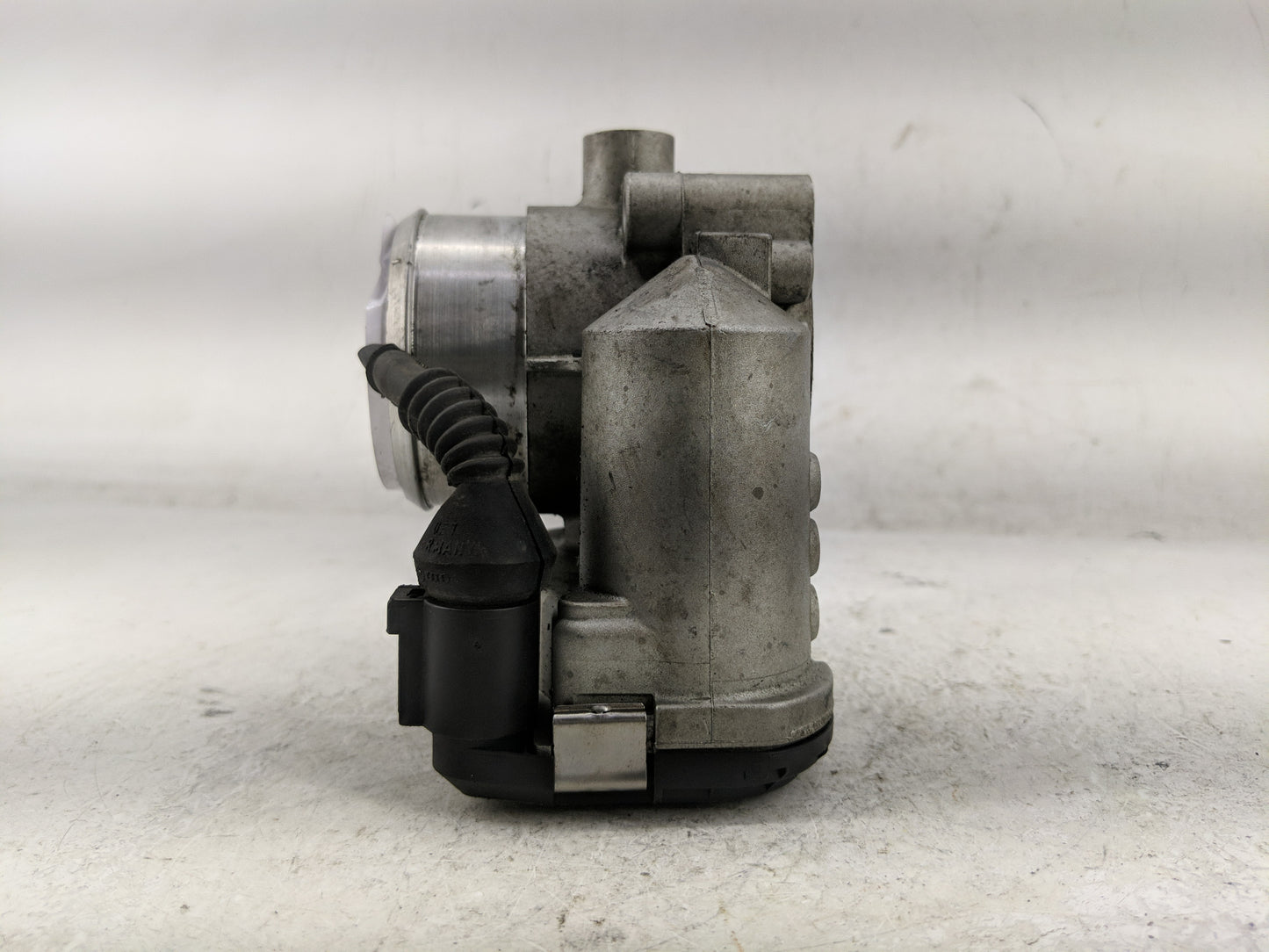 1999-2005 Volkswagen Passat Throttle Body P/N:06B 133 062 M Fits Fits 1999 2000 2001 2002 2003 2004 2005 2006 OEM Used Auto 