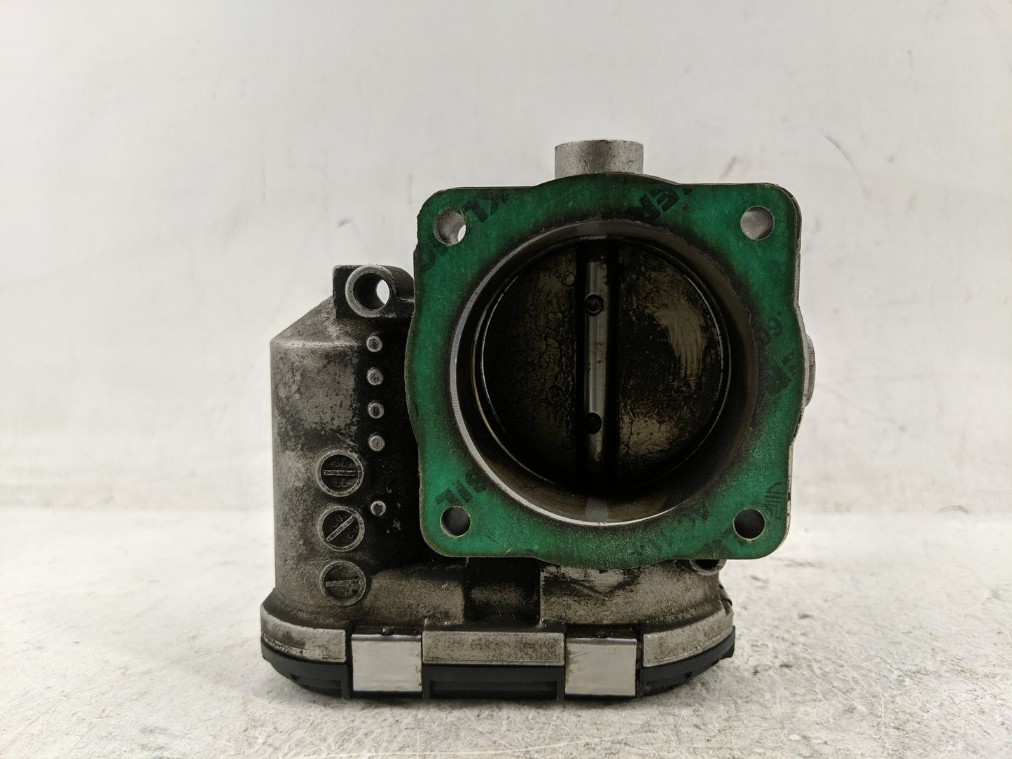 1999-2005 Volkswagen Passat Throttle Body P/N:06B 133 062 M Fits Fits 1999 2000 2001 2002 2003 2004 2005 2006 OEM Used Auto 