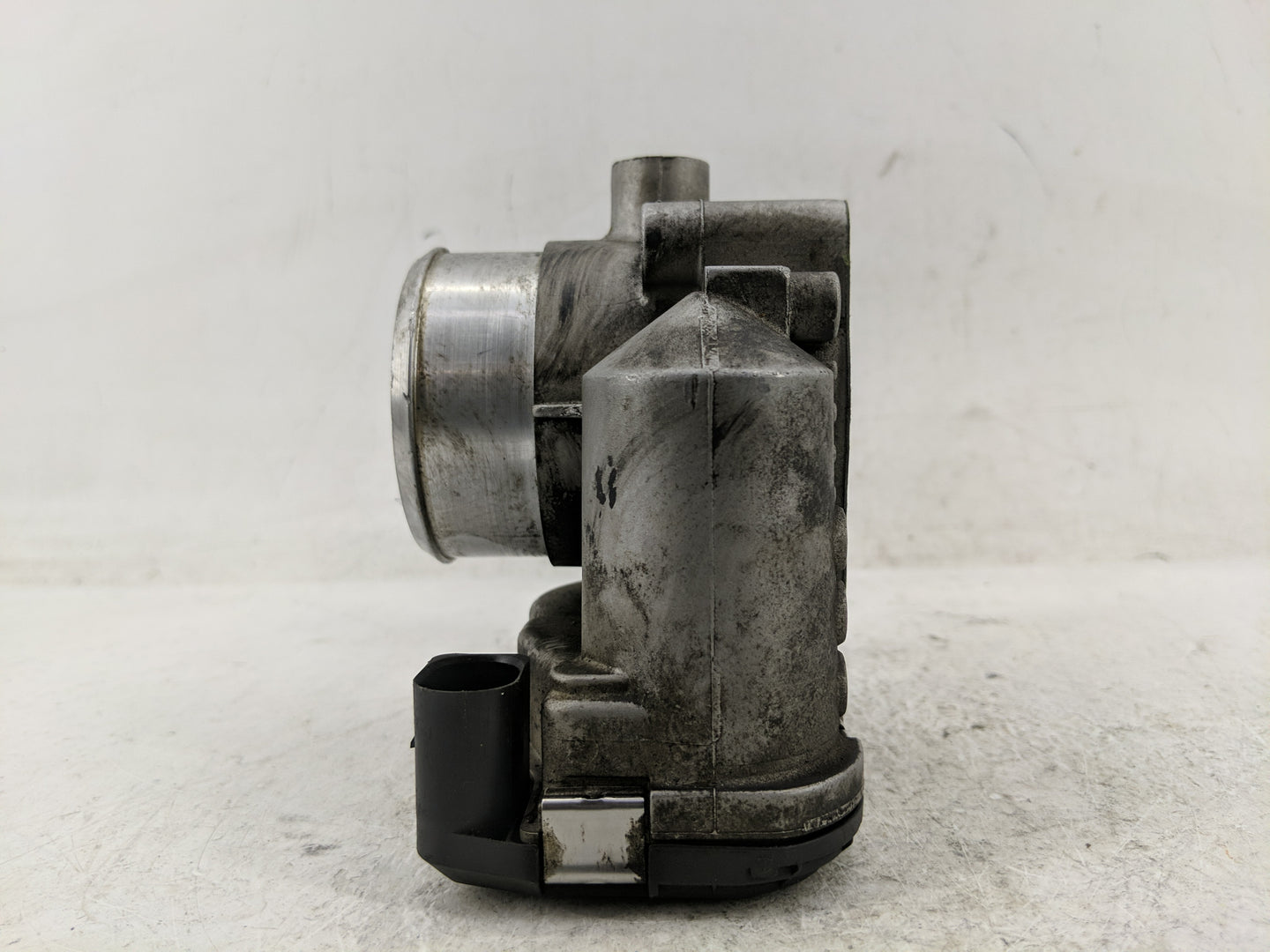 1999-2005 Volkswagen Passat Throttle Body P/N:06B 133 062 M Fits Fits 1999 2000 2001 2002 2003 2004 2005 2006 OEM Used Auto 