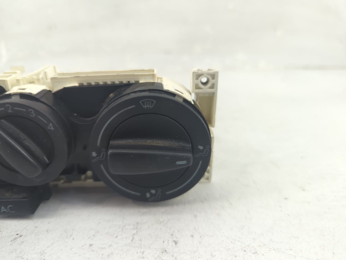 1998-2005 Volkswagen Passat Climate Control Module Temperature AC/Heater Replacement P/N:1J0820045F Fits OEM Used Auto Parts
