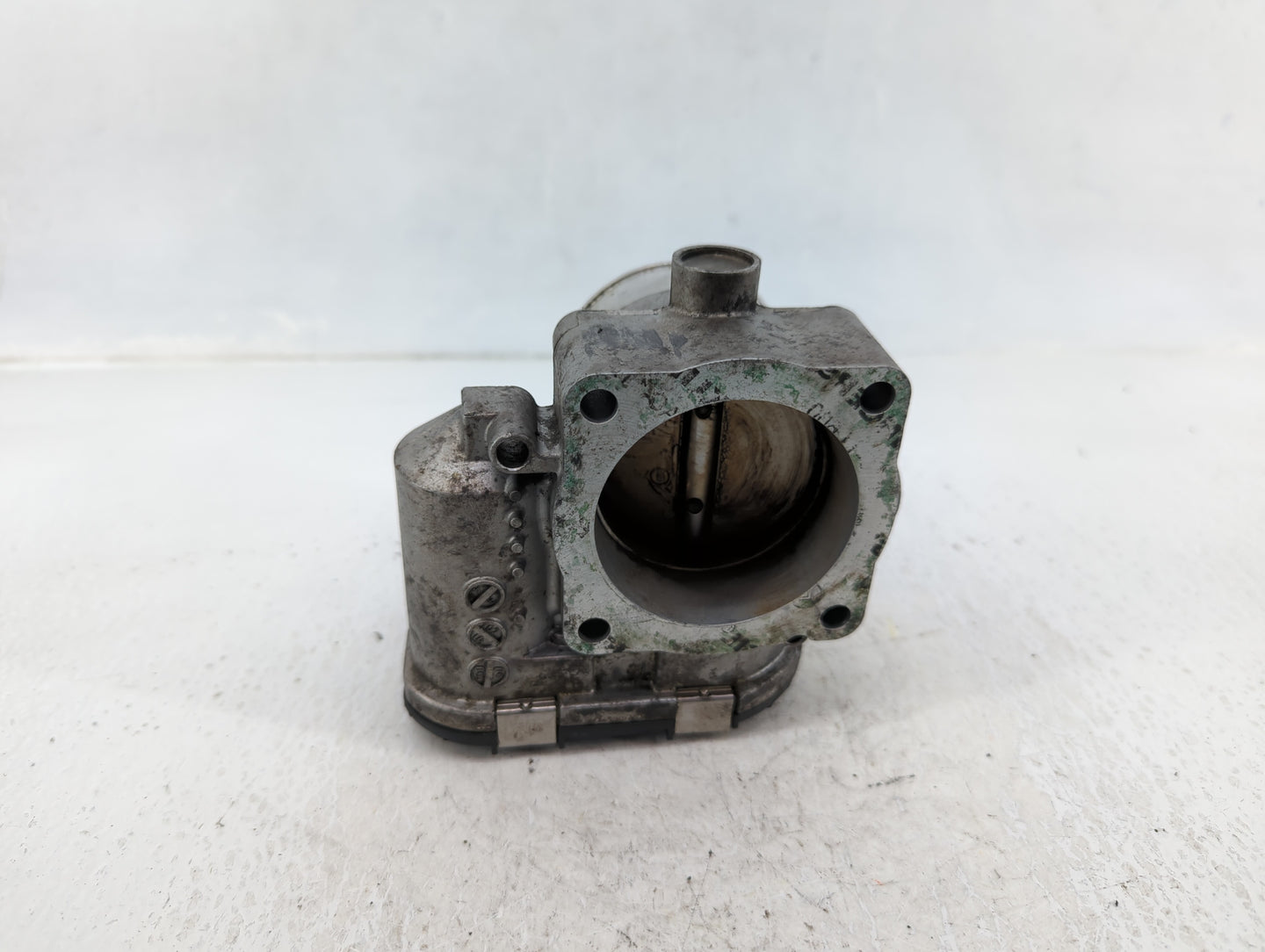 1999-2005 Volkswagen Passat Throttle Body P/N:06B 133 062 M Fits Fits 1999 2000 2001 2002 2003 2004 2005 2006 OEM Used Auto 