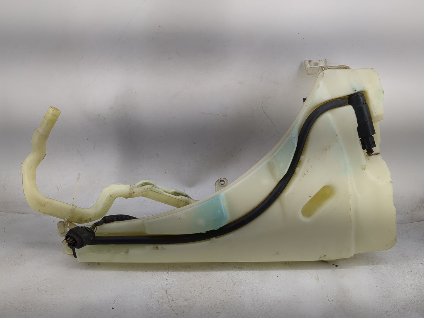 2004-2010 Volkswagen Touareg Windshield Washer Fluid Reservoir Bottle - Oemusedautoparts1.com