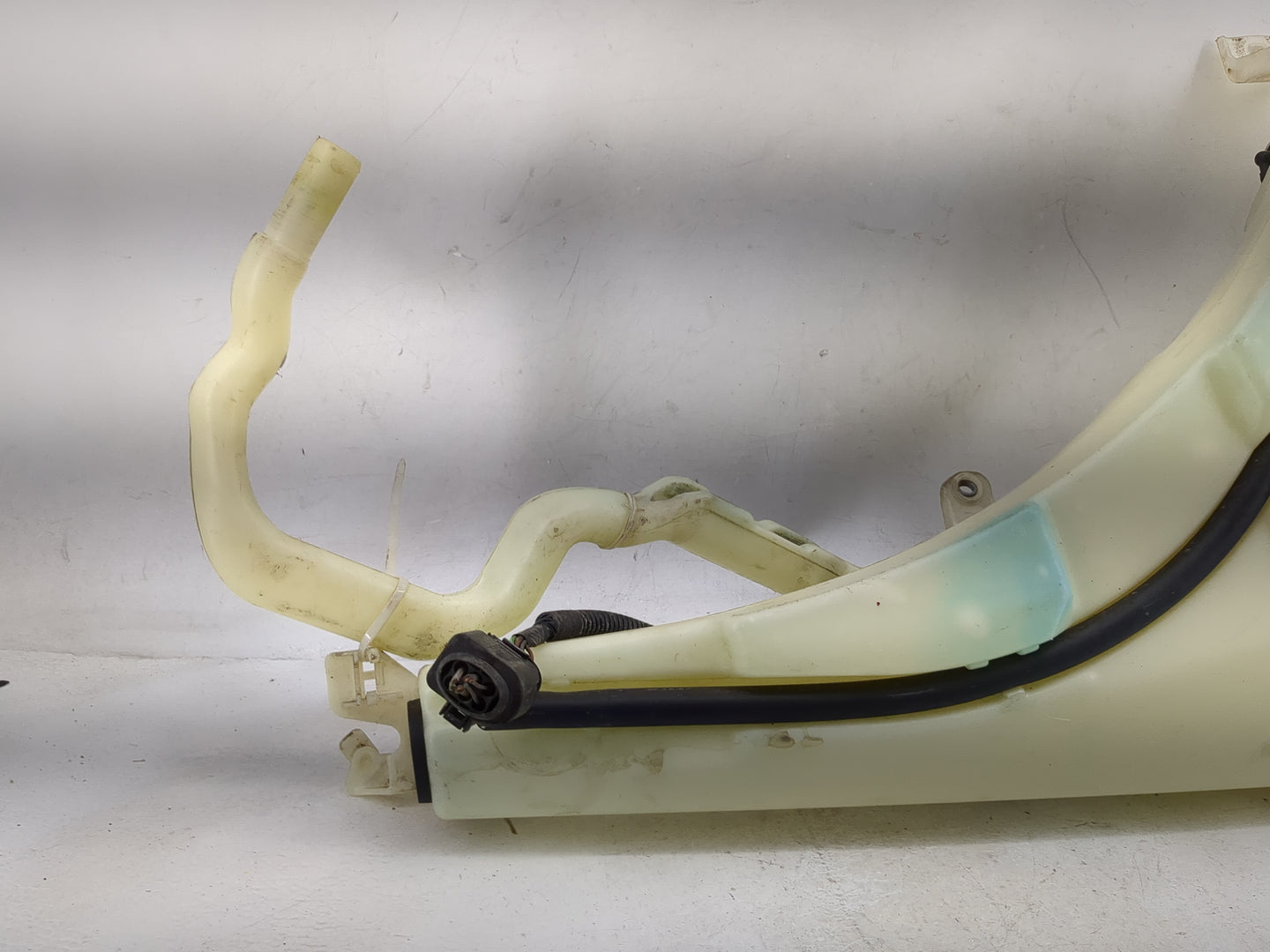 2004-2010 Volkswagen Touareg Windshield Washer Fluid Reservoir Bottle - Oemusedautoparts1.com