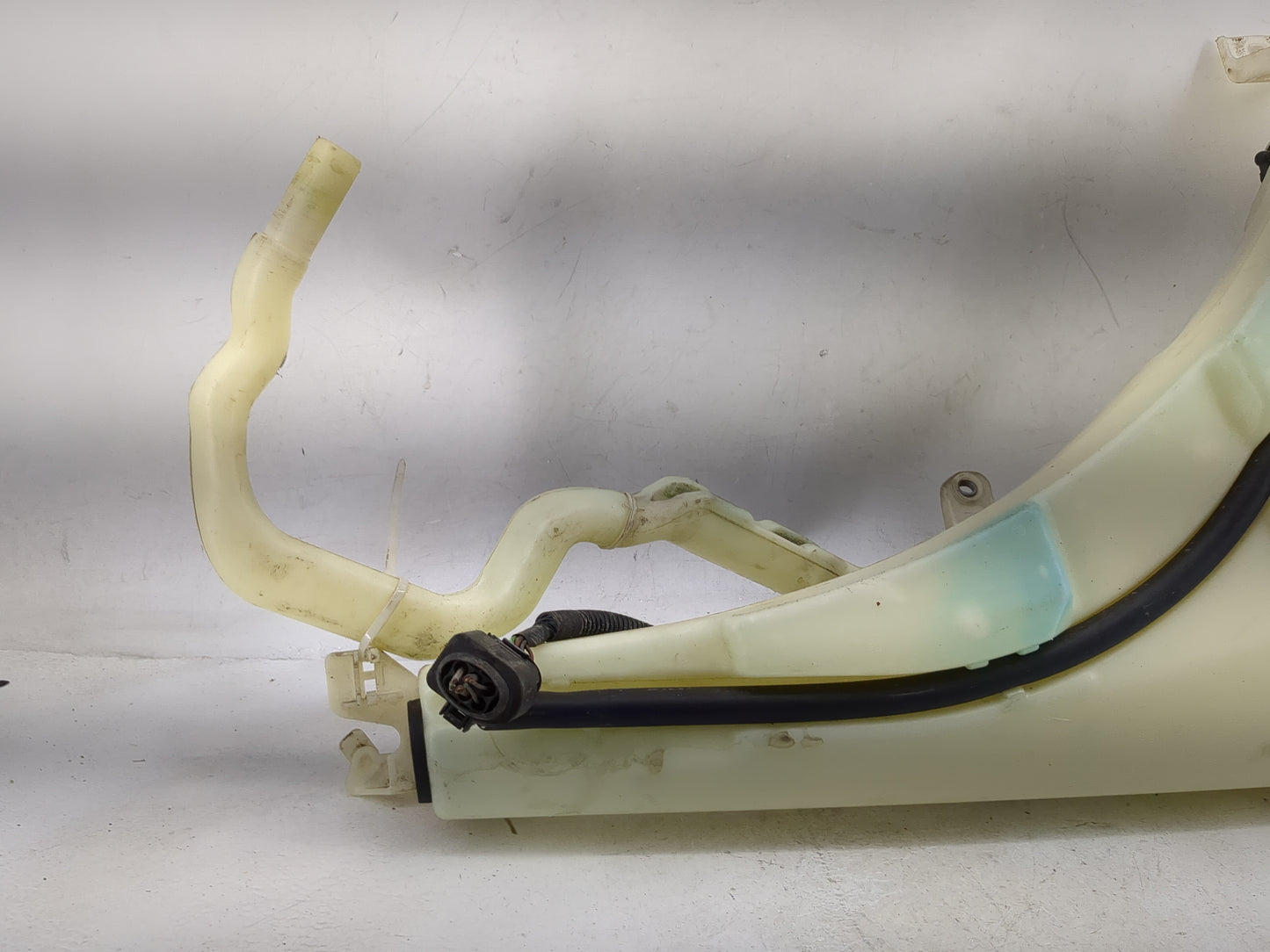 2004-2010 Volkswagen Touareg Windshield Washer Fluid Reservoir Bottle - Oemusedautoparts1.com
