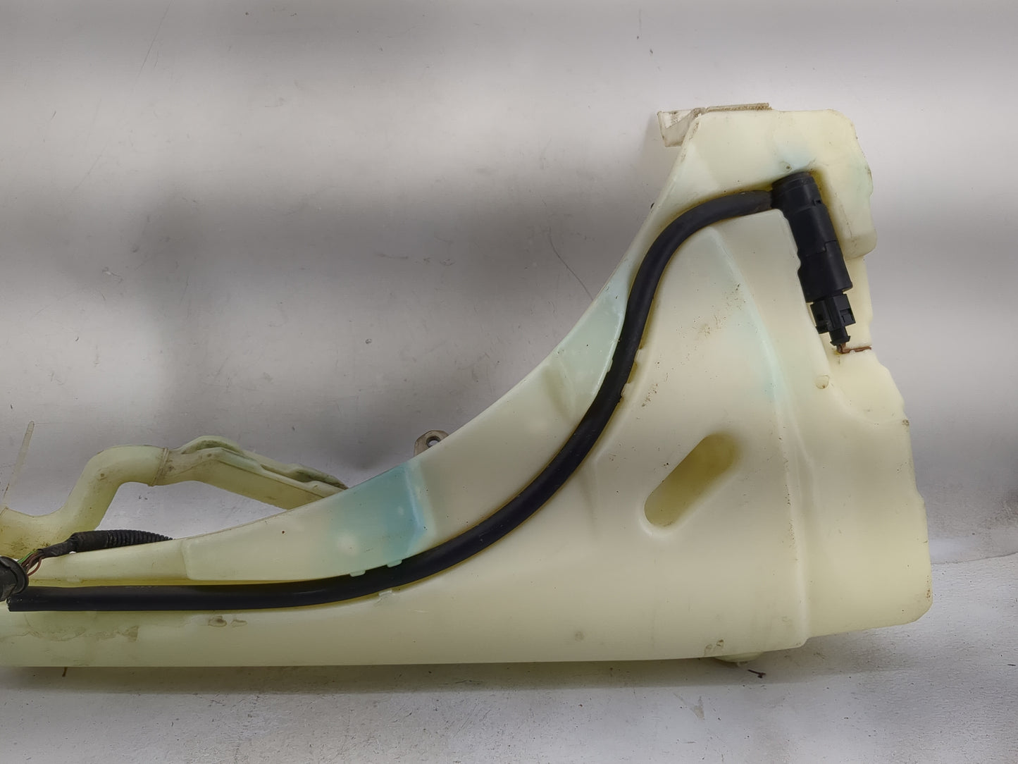 2004-2010 Volkswagen Touareg Windshield Washer Fluid Reservoir Bottle - Oemusedautoparts1.com