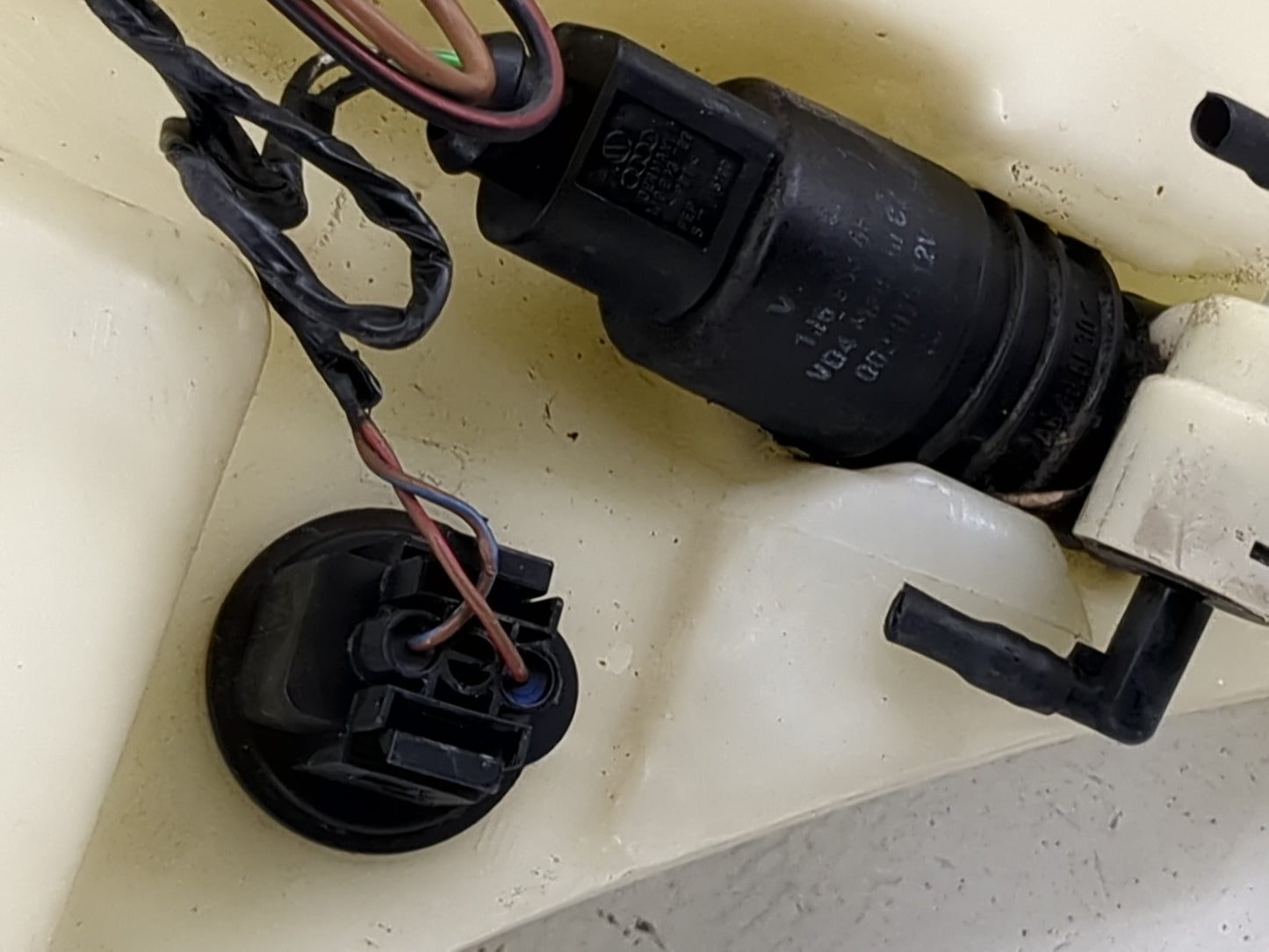 2004-2010 Volkswagen Touareg Windshield Washer Fluid Reservoir Bottle - Oemusedautoparts1.com