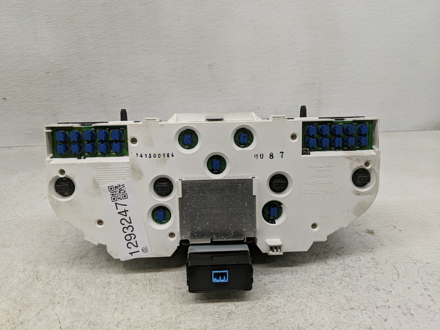 2001-2004 Volvo C70 Instrument Cluster Speedometer Gauges P/N:69294-320T 9472527 Fits Fits 2001 2002 2003 2004 OEM Used Auto
