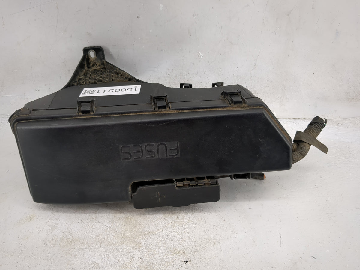 2004 Volvo S60 Fusebox Fuse Box Panel Relay Module P/N:318825023 30728906, 8622N4 Fits OEM Used Auto Parts - Oemusedautopart