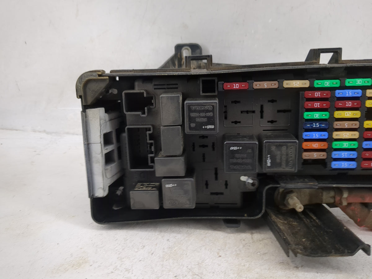 2004 Volvo S60 Fusebox Fuse Box Panel Relay Module P/N:318825023 30728906, 8622N4 Fits OEM Used Auto Parts - Oemusedautopart