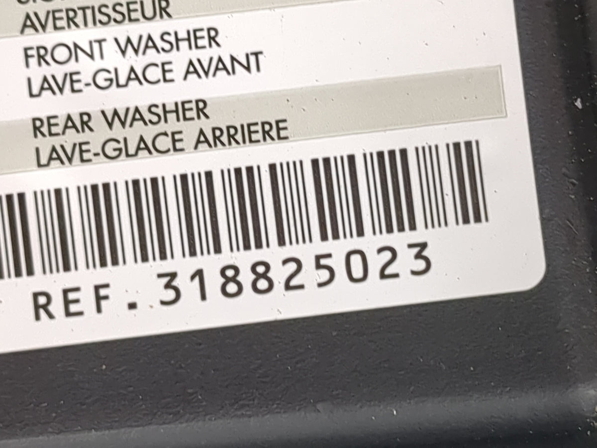 2004 Volvo S60 Fusebox Fuse Box Panel Relay Module P/N:318825023 30728906, 8622N4 Fits OEM Used Auto Parts - Oemusedautopart