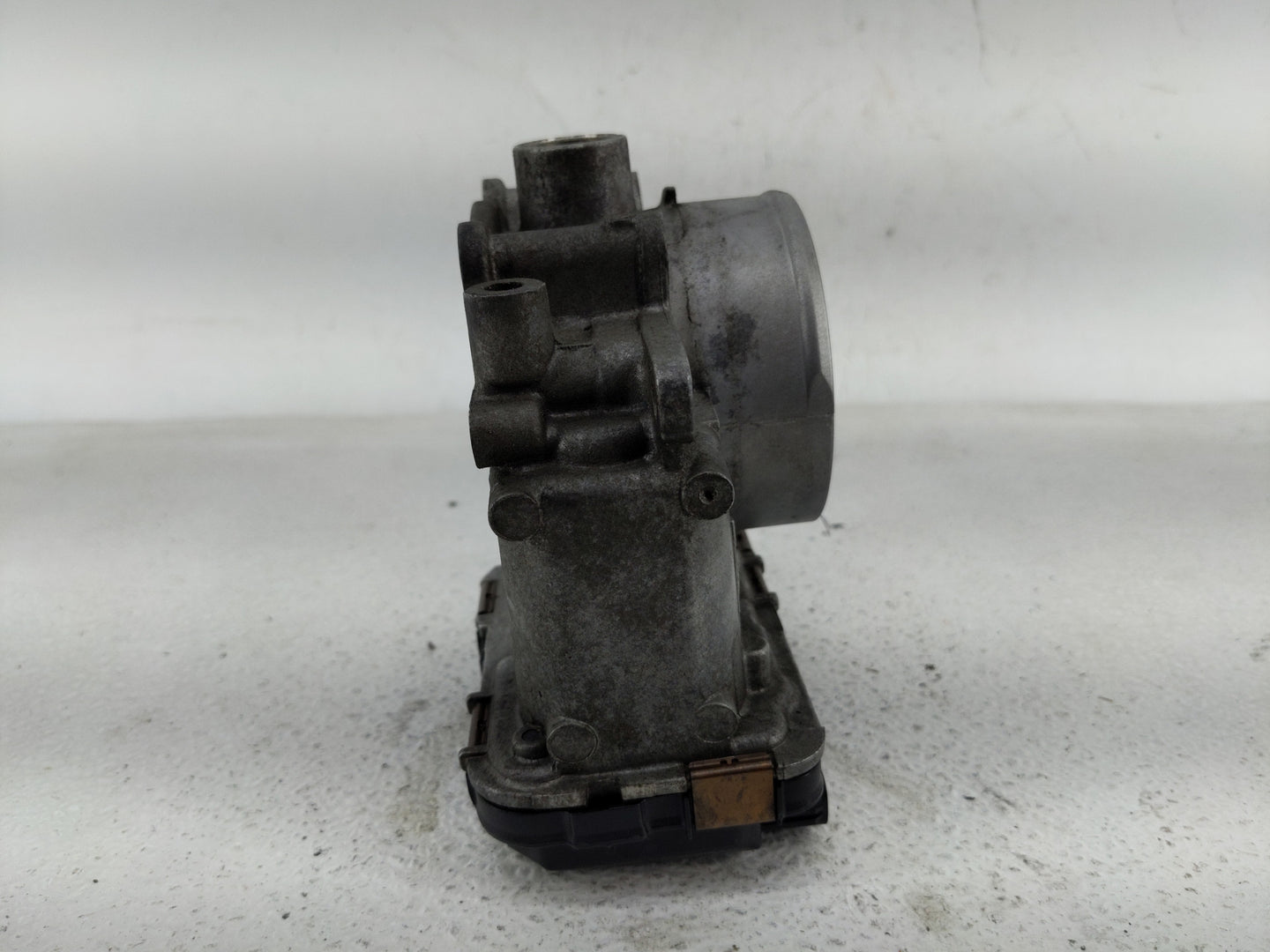 2004 Volvo V60 Throttle Body P/N:8677796 Fits Fits 2003 OEM Used Auto Parts - Oemusedautoparts1.com