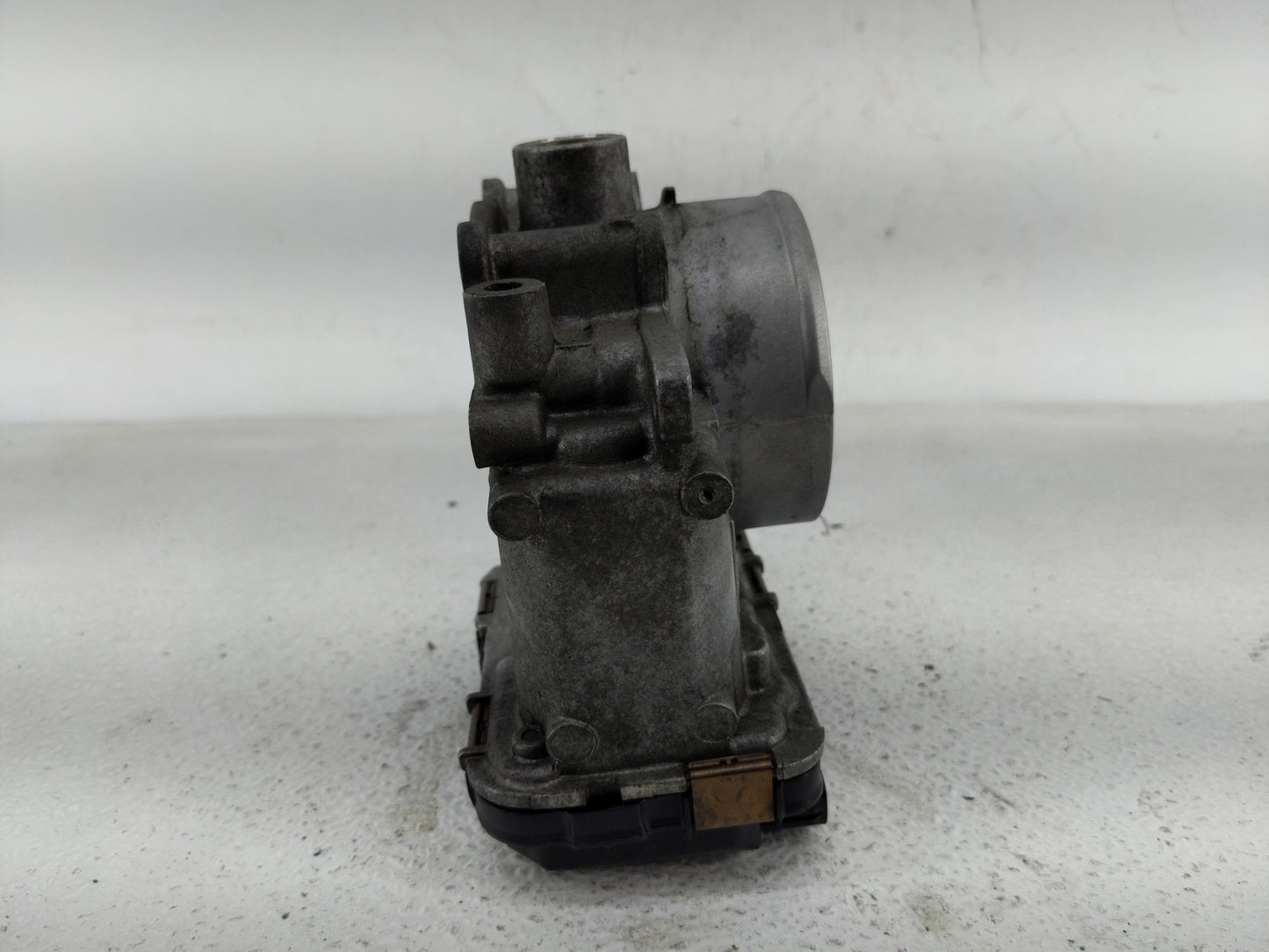 2004 Volvo V60 Throttle Body P/N:8677796 Fits Fits 2003 OEM Used Auto Parts - Oemusedautoparts1.com