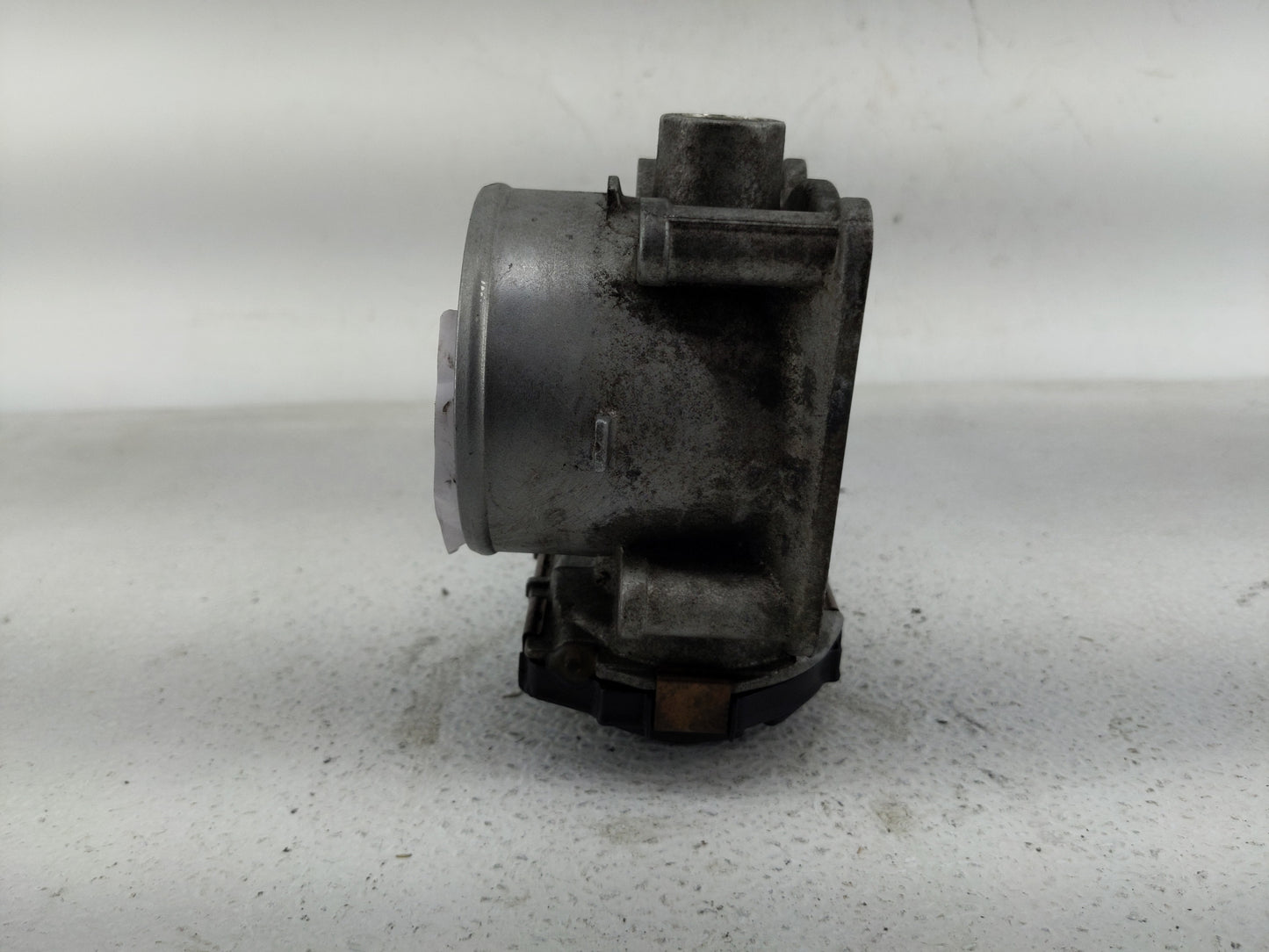 2004 Volvo V60 Throttle Body P/N:8677796 Fits Fits 2003 OEM Used Auto Parts - Oemusedautoparts1.com