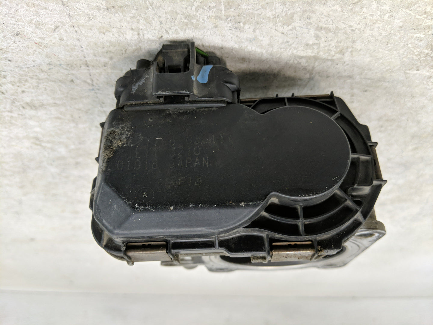 2003-2004 Volvo V70 Throttle Body Fits Fits 2003 2004 OEM Used Auto Parts - Oemusedautoparts1.com