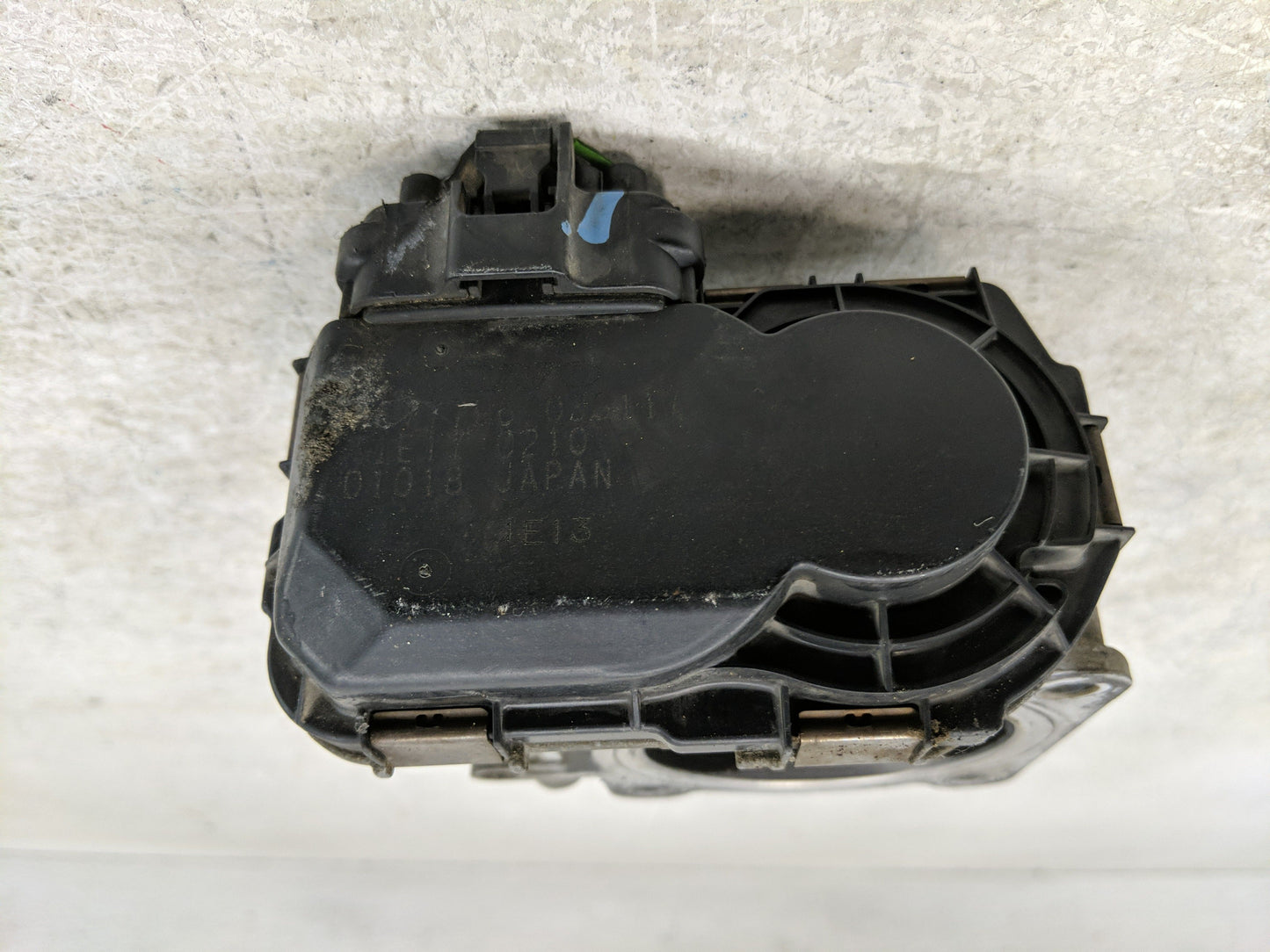 2003-2004 Volvo V70 Throttle Body Fits Fits 2003 2004 OEM Used Auto Parts - Oemusedautoparts1.com