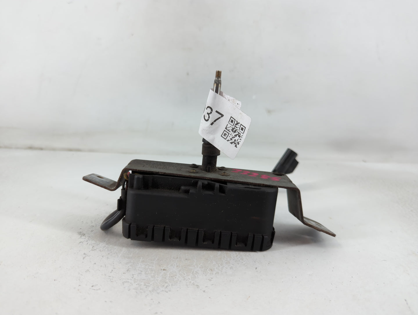 2004 Volvo V70 Rear Lid Wiper Motor P/N:8620959 0 390 206 219 Fits OEM Used Auto Parts - Oemusedautoparts1.com