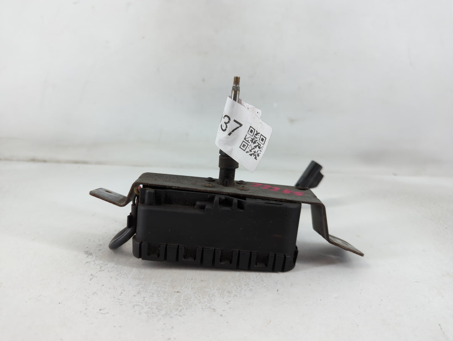 2004 Volvo V70 Rear Lid Wiper Motor P/N:8620959 0 390 206 219 Fits OEM Used Auto Parts - Oemusedautoparts1.com