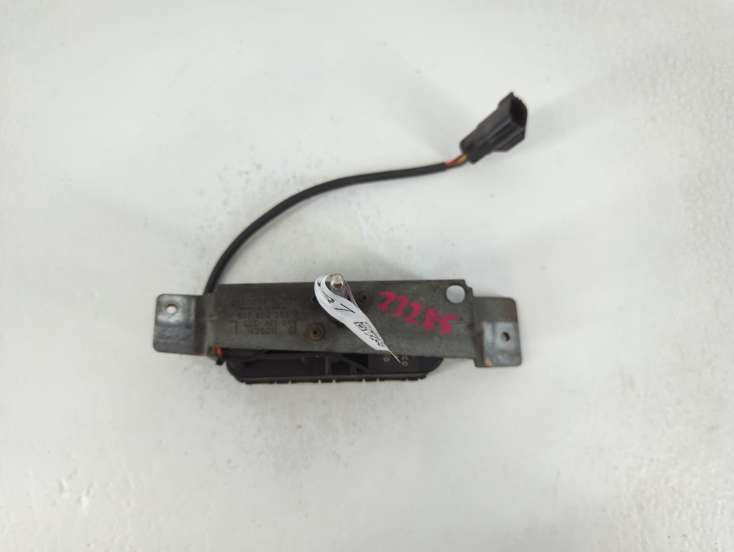 2004 Volvo V70 Rear Lid Wiper Motor P/N:8620959 0 390 206 219 Fits OEM Used Auto Parts - Oemusedautoparts1.com