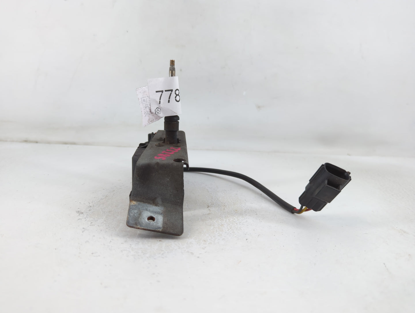 2004 Volvo V70 Rear Lid Wiper Motor P/N:8620959 0 390 206 219 Fits OEM Used Auto Parts - Oemusedautoparts1.com