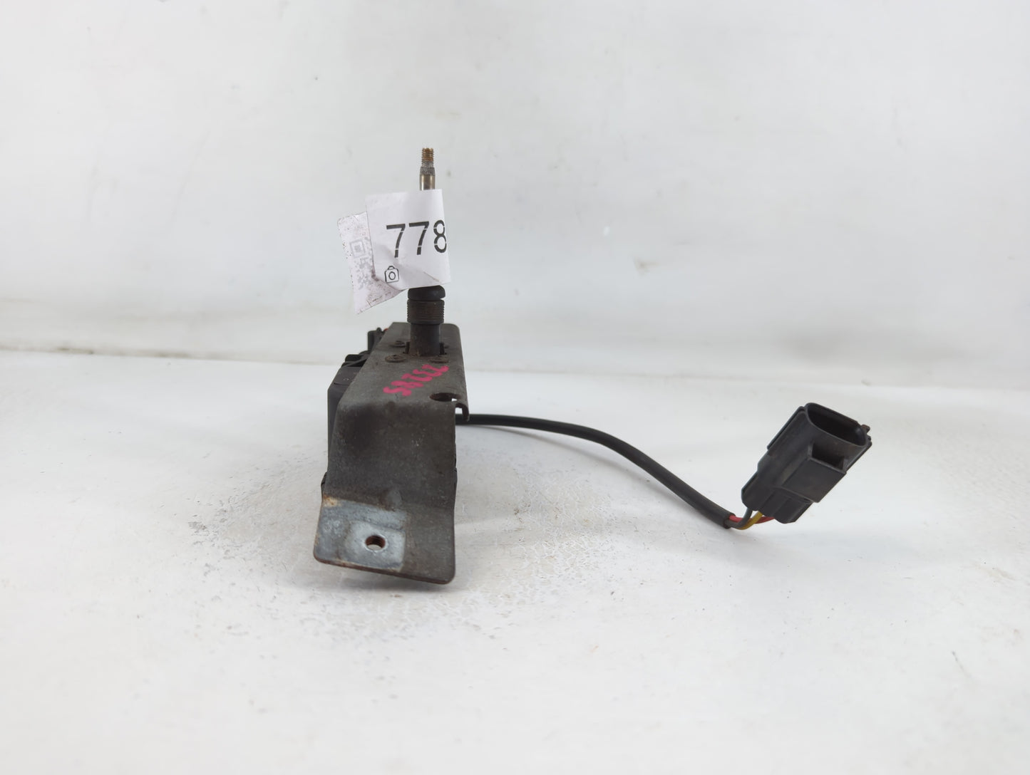 2004 Volvo V70 Rear Lid Wiper Motor P/N:8620959 0 390 206 219 Fits OEM Used Auto Parts - Oemusedautoparts1.com