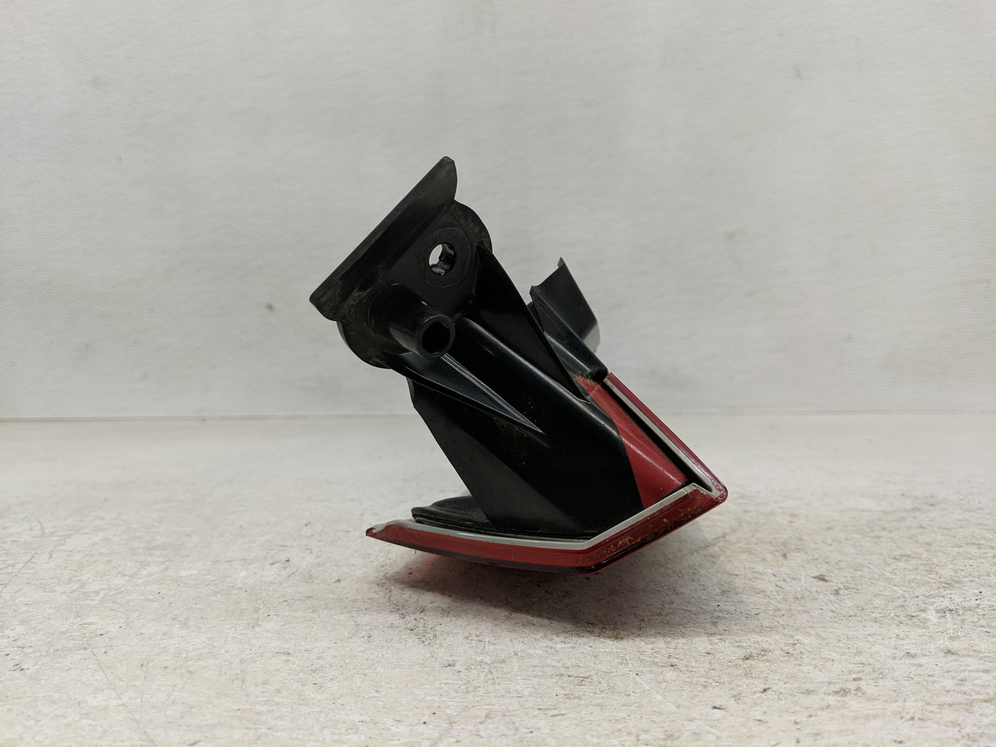 2003-2006 Volvo Xc90 Tail Light Assembly Passenger Right OEM P/N:9483772 Fits Fits 2003 2004 2005 2006 OEM Used Auto Parts -