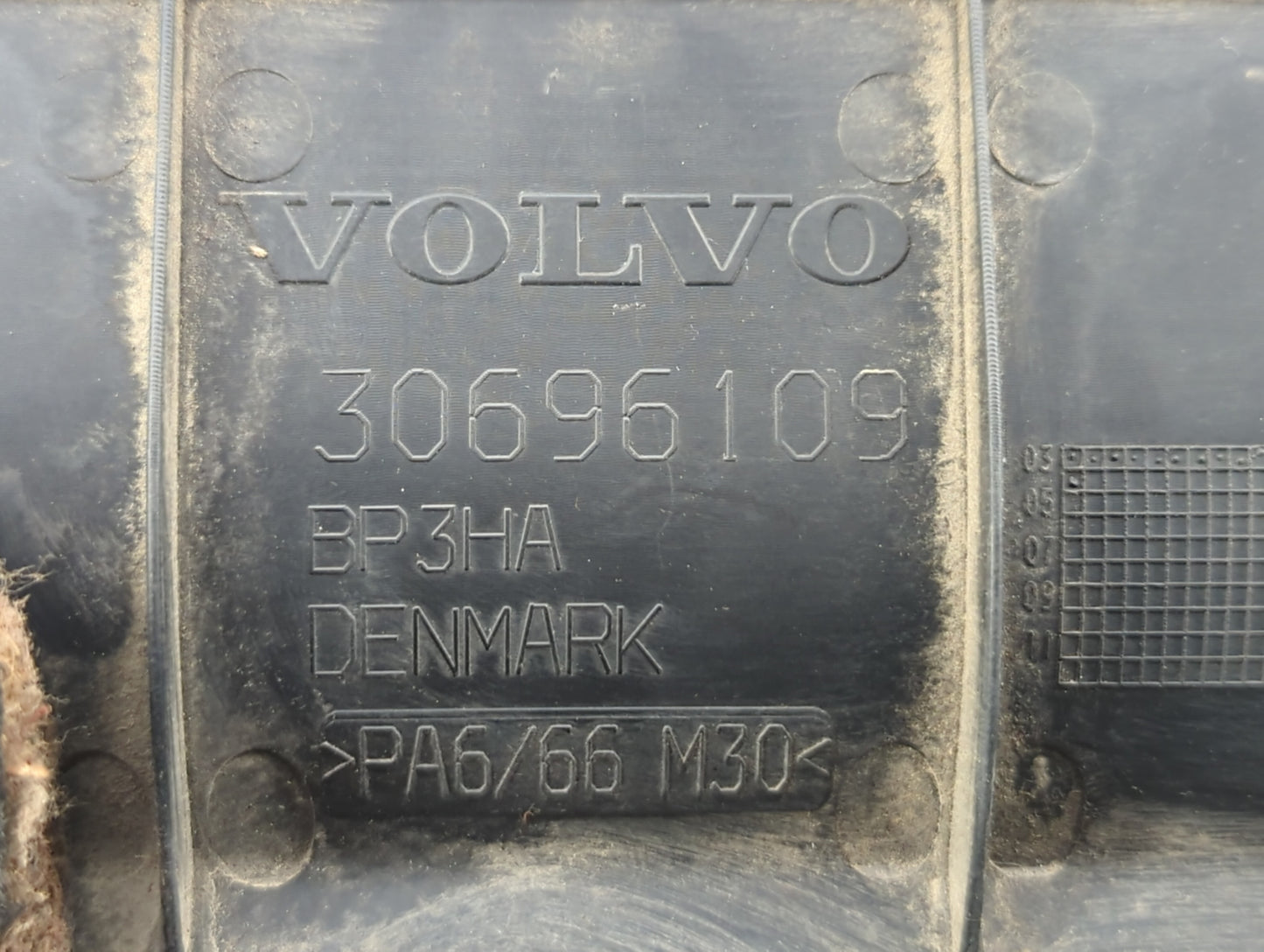 2004 Volvo Xc90 Engine Cover - Oemusedautoparts1.com