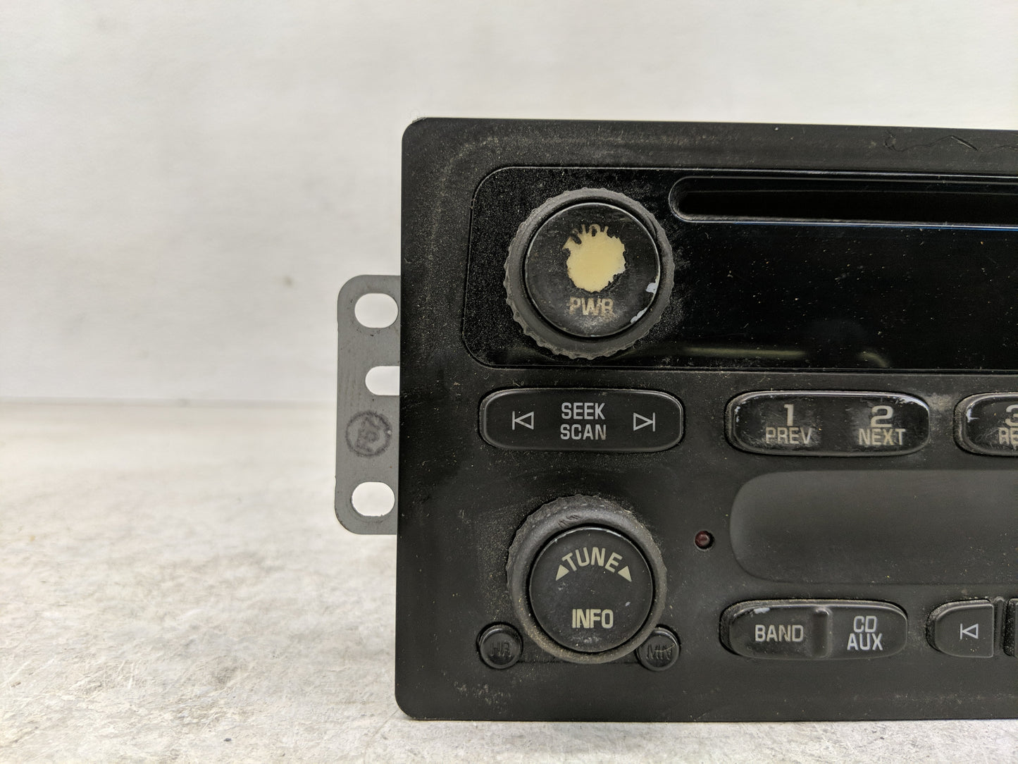 2005 Aftermarket Gmc Radio AM FM Cd Player Receiver Replacement P/N:15850275 Fits OEM Used Auto Parts - Oemusedautoparts1.co