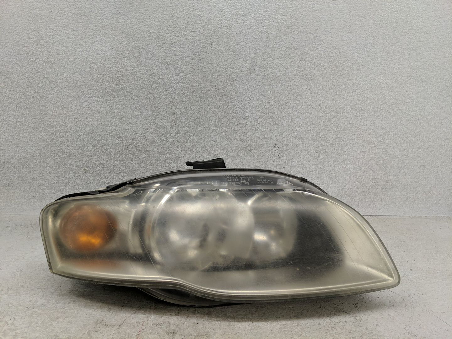 2003-2006 Audi A4 Passenger Right Oem Head Light Headlight Lamp - Oemusedautoparts1.com