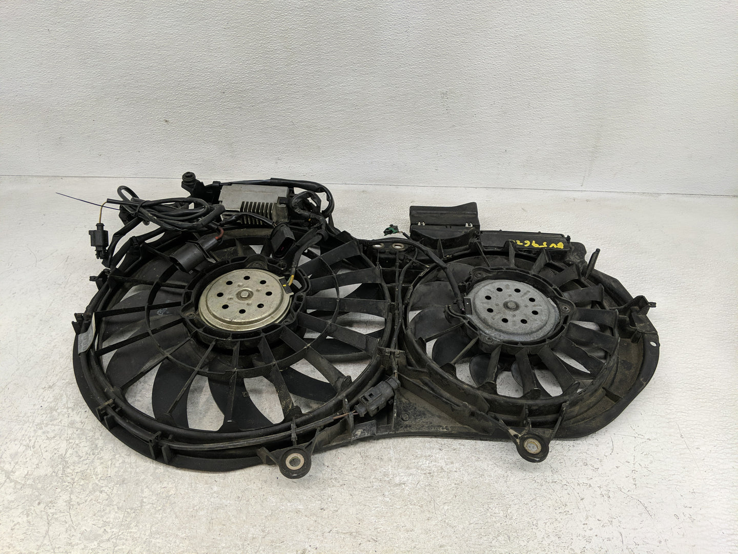 2005 Audi A4 Electric Radiator Cooling Fan Motor Assembly P/N:8E0121205P 873476C Fits OEM Used Auto Parts - Oemusedautoparts