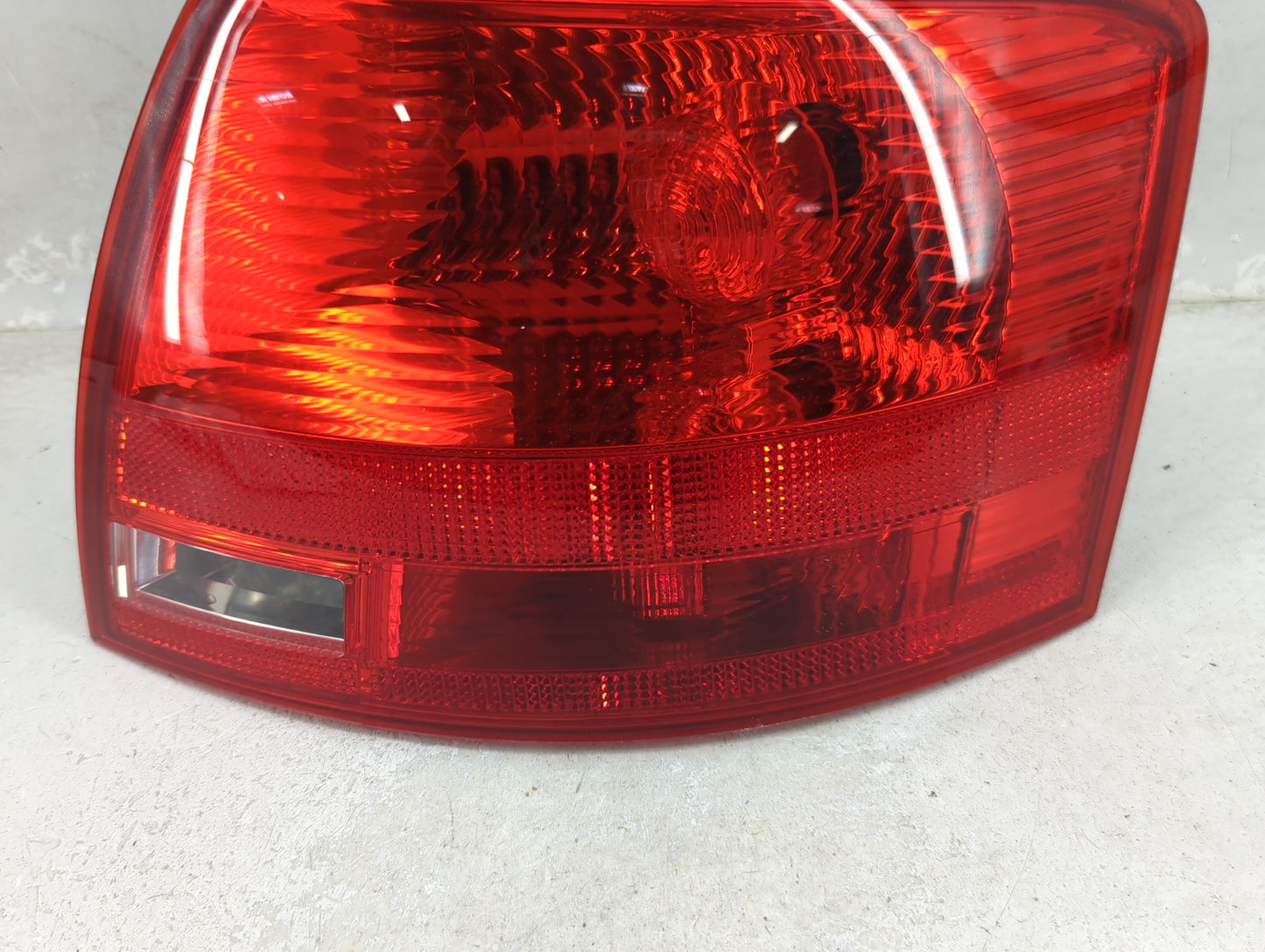 2005-2008 Audi A4 Tail Light Assembly Passenger Right OEM P/N:8E9 945 096 F Fits Fits 2005 2006 2007 2008 OEM Used Auto Part