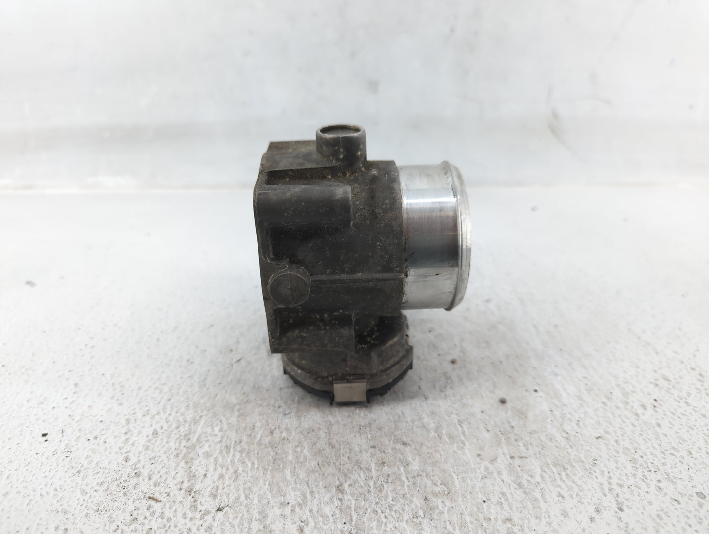 2000-2006 Audi A4 Throttle Body P/N:06B 133 062 M Fits Fits 1999 2000 2001 2002 2003 2004 2005 2006 OEM Used Auto Parts - Oe