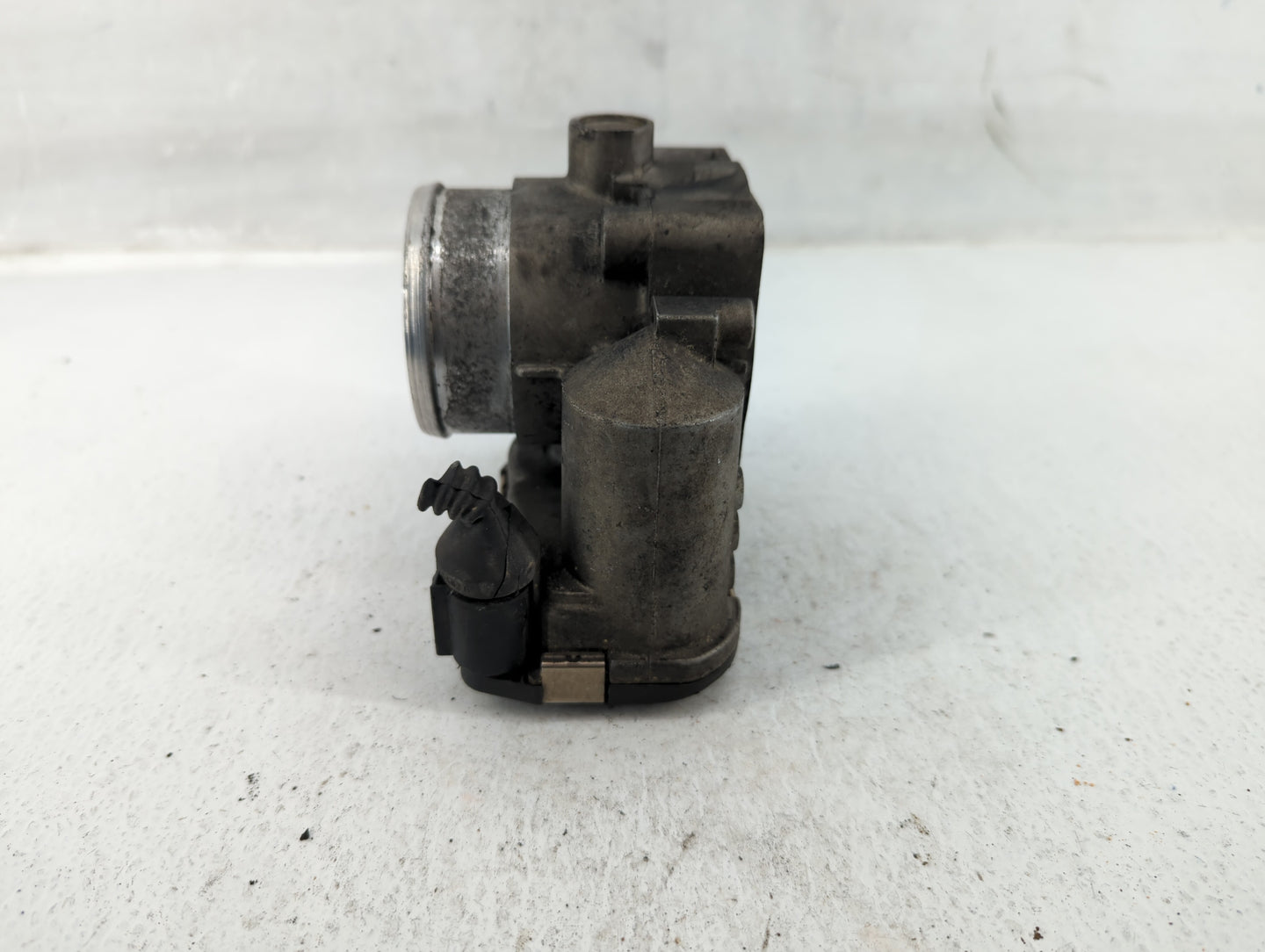 2000-2006 Audi A4 Throttle Body P/N:06B 133 062 M Fits Fits 1999 2000 2001 2002 2003 2004 2005 2006 OEM Used Auto Parts - Oe