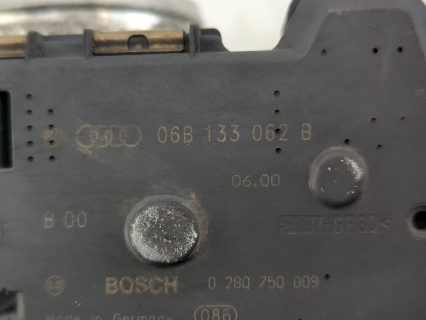 2000-2006 Audi A4 Throttle Body P/N:06B 133 062 M Fits Fits 1999 2000 2001 2002 2003 2004 2005 2006 OEM Used Auto Parts - Oe