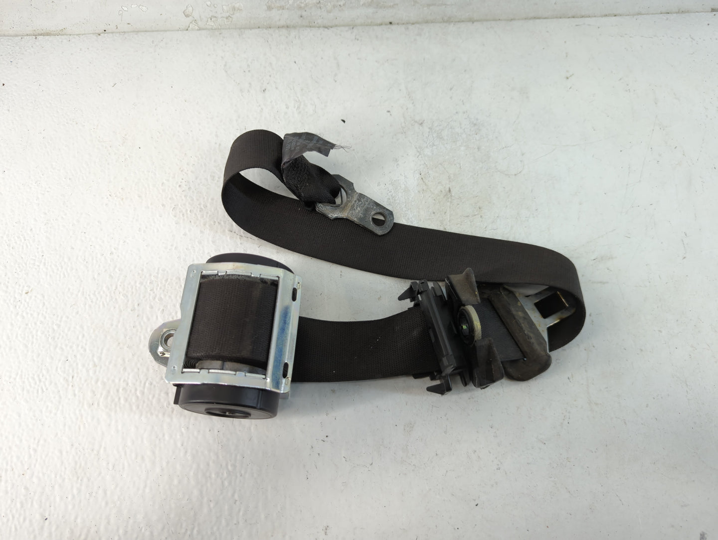 2001-2006 Bmw 330i Driver Seatbelt Buckle - Oemusedautoparts1.com