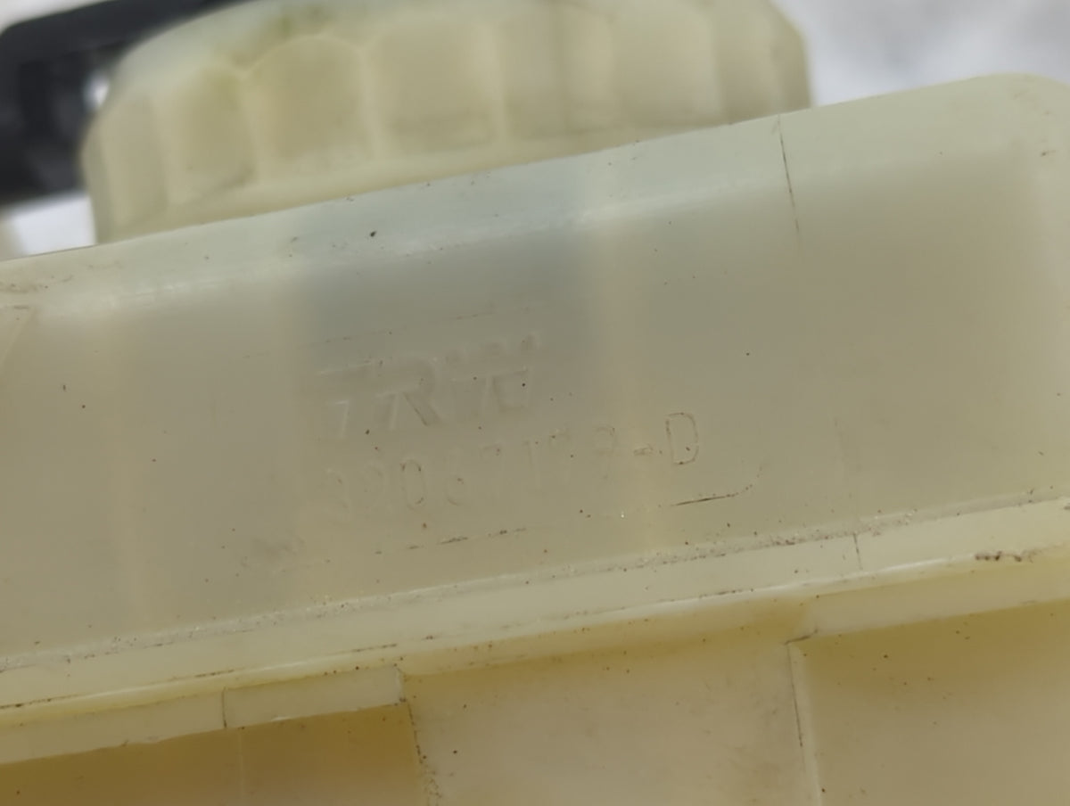 Bmw 645 Brake Master Cylinder 1515952 - Oemusedautoparts1.com