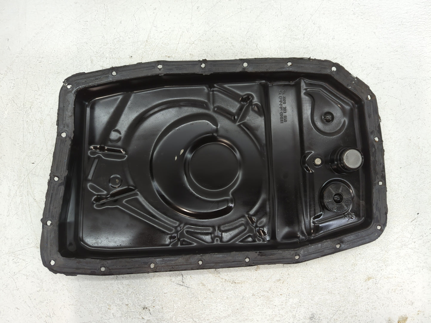 2004-2006 Bmw X5 Engine Oil Pan P/N:ZF 1068 808 020 Fits Fits 2004 2005 2006 OEM Used Auto Parts - Oemusedautoparts1.com