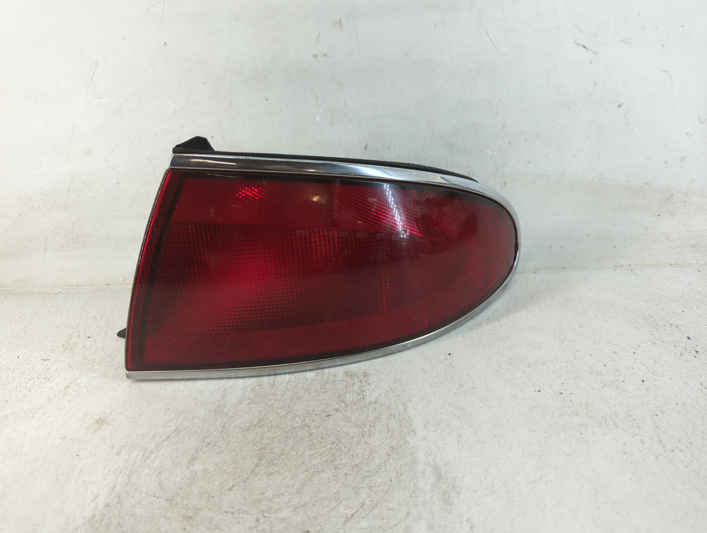 2001-2005 Buick Century Rear Center Lid Brake Light Tail Light P/N:16523314 A Fits Fits 2001 2002 2003 2004 2005 OEM Used Au