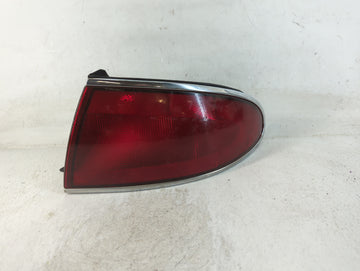 2001-2005 Buick Century Rear Center Lid Brake Light Tail Light P/N:16523314 A Fits Fits 2001 2002 2003 2004 2005 OEM Used Au