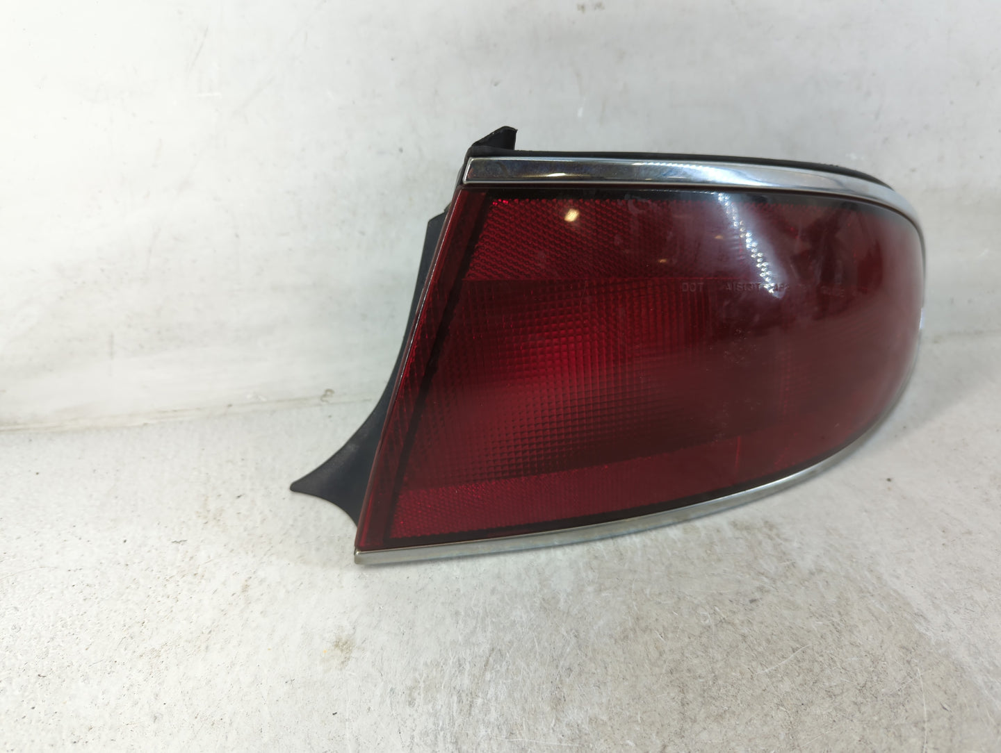 2001-2005 Buick Century Rear Center Lid Brake Light Tail Light P/N:16523314 A Fits Fits 2001 2002 2003 2004 2005 OEM Used Au