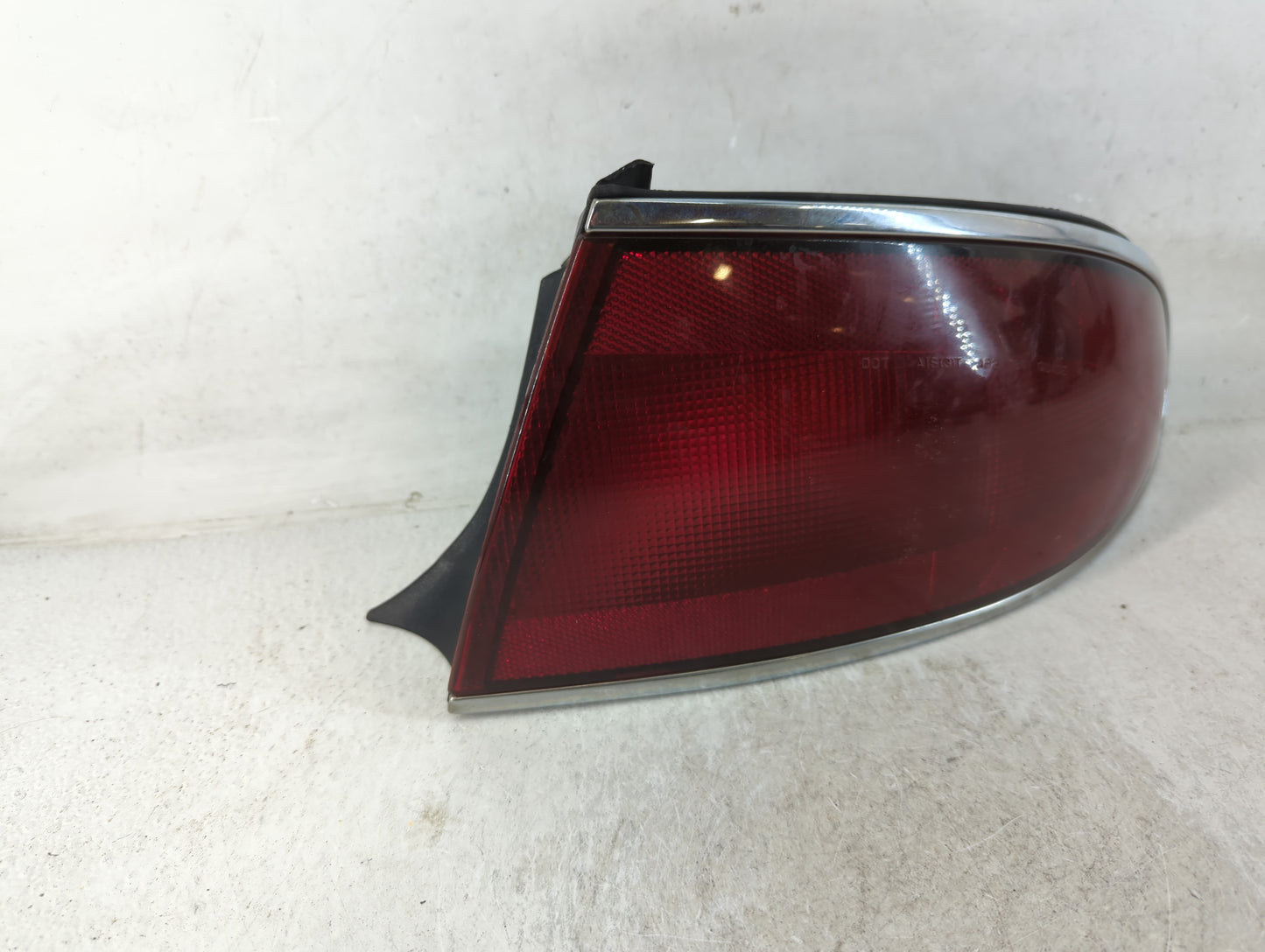 2001-2005 Buick Century Rear Center Lid Brake Light Tail Light P/N:16523314 A Fits Fits 2001 2002 2003 2004 2005 OEM Used Au