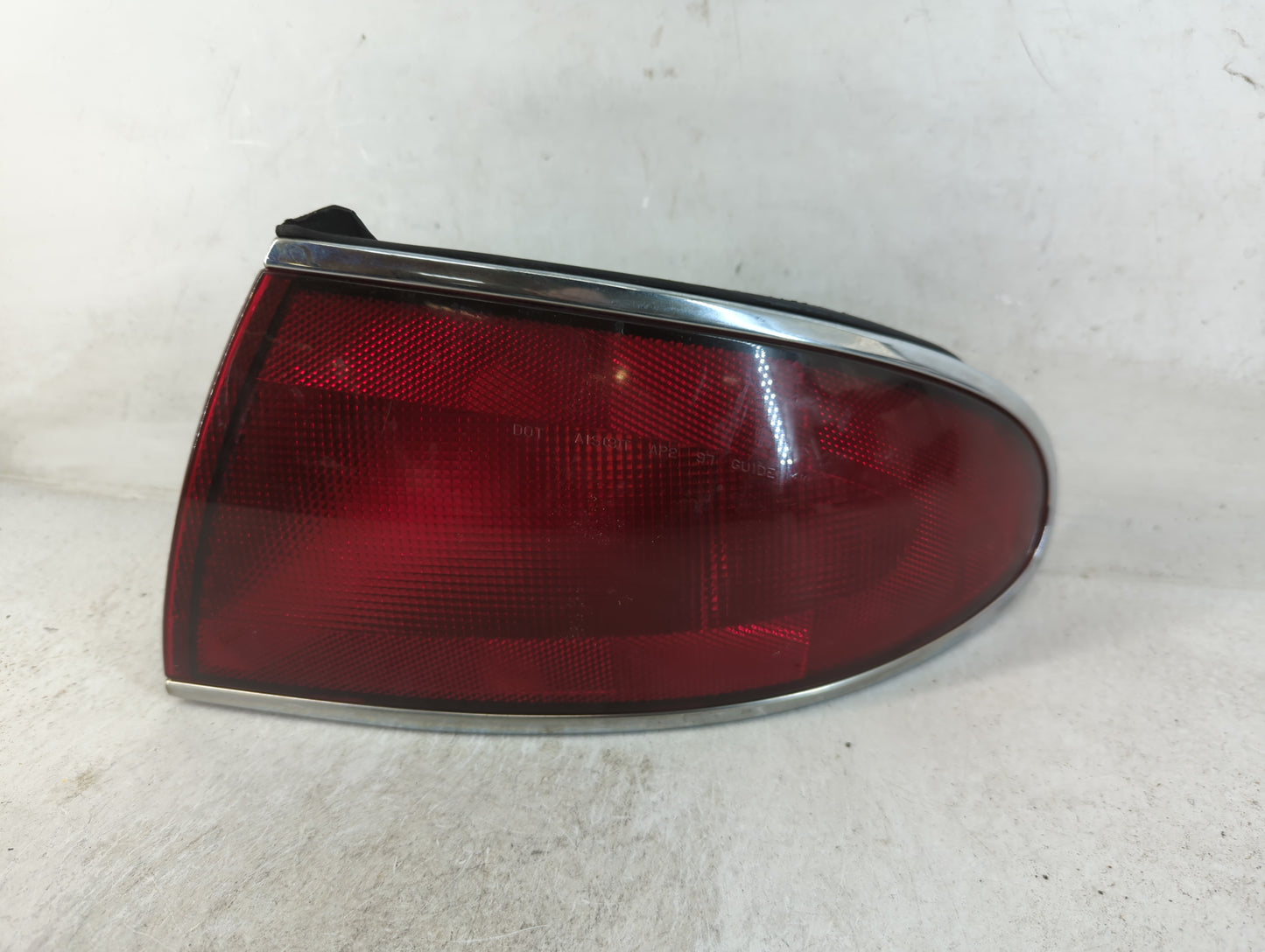 2001-2005 Buick Century Rear Center Lid Brake Light Tail Light P/N:16523314 A Fits Fits 2001 2002 2003 2004 2005 OEM Used Au