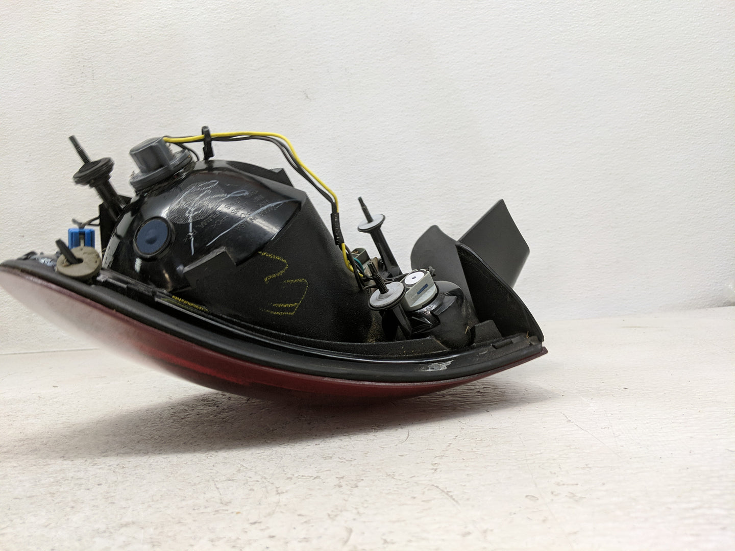 2005-2009 Buick Lacrosse Tail Light Assembly Driver Left OEM Fits Fits 2005 2006 2007 2008 2009 OEM Used Auto Parts - Oemuse