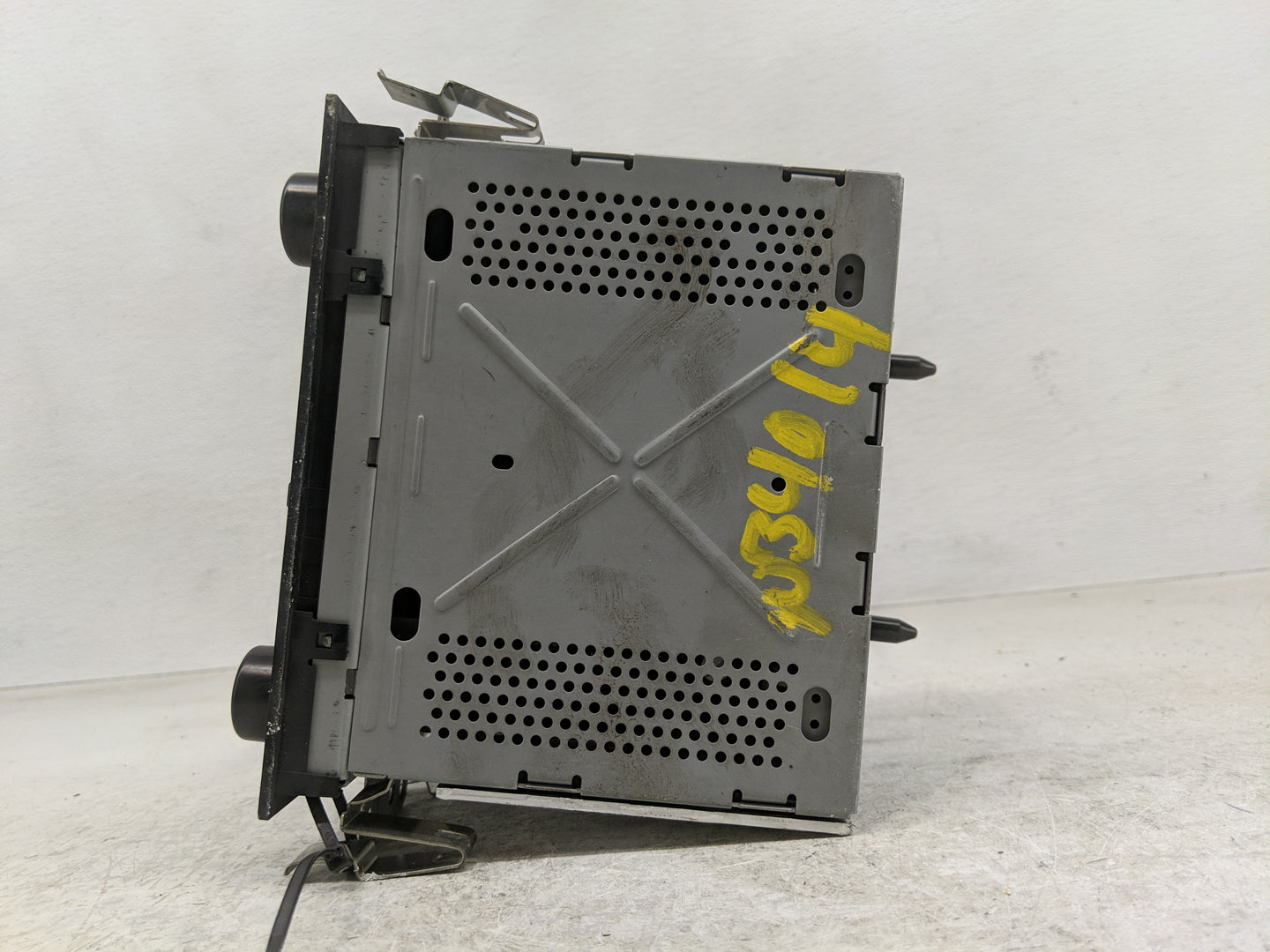 2003-2005 Buick Lesabre Radio AM FM Cd Player Receiver Replacement P/N:10375848 Fits Fits 2003 2004 2005 OEM Used Auto Parts