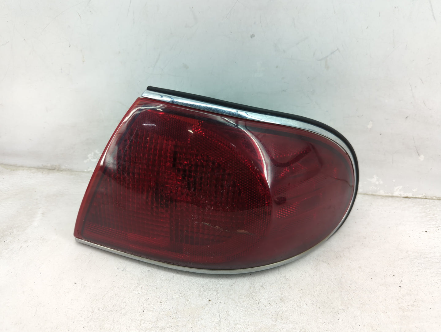2001-2005 Buick Lesabre Tail Light Assembly Passenger Right OEM P/N:16525072 Fits Fits 2001 2002 2003 2004 2005 OEM Used Aut