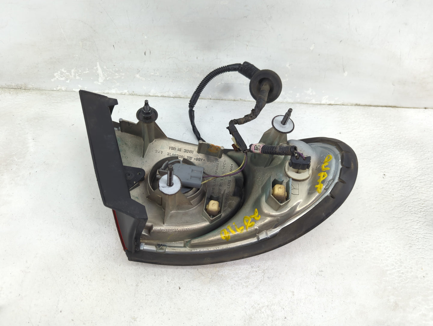 2001-2005 Buick Lesabre Tail Light Assembly Passenger Right OEM P/N:16525072 Fits Fits 2001 2002 2003 2004 2005 OEM Used Aut