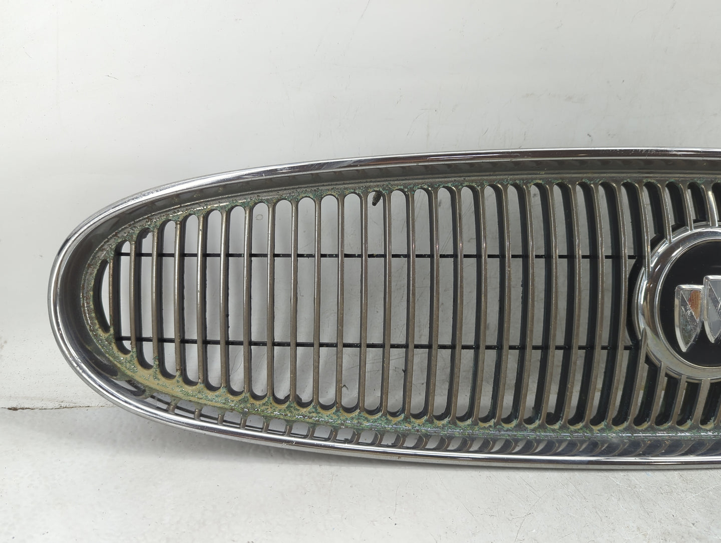 2000-2005 Buick Lesabre Front Grille Bumper Not Included - Oemusedautoparts1.com