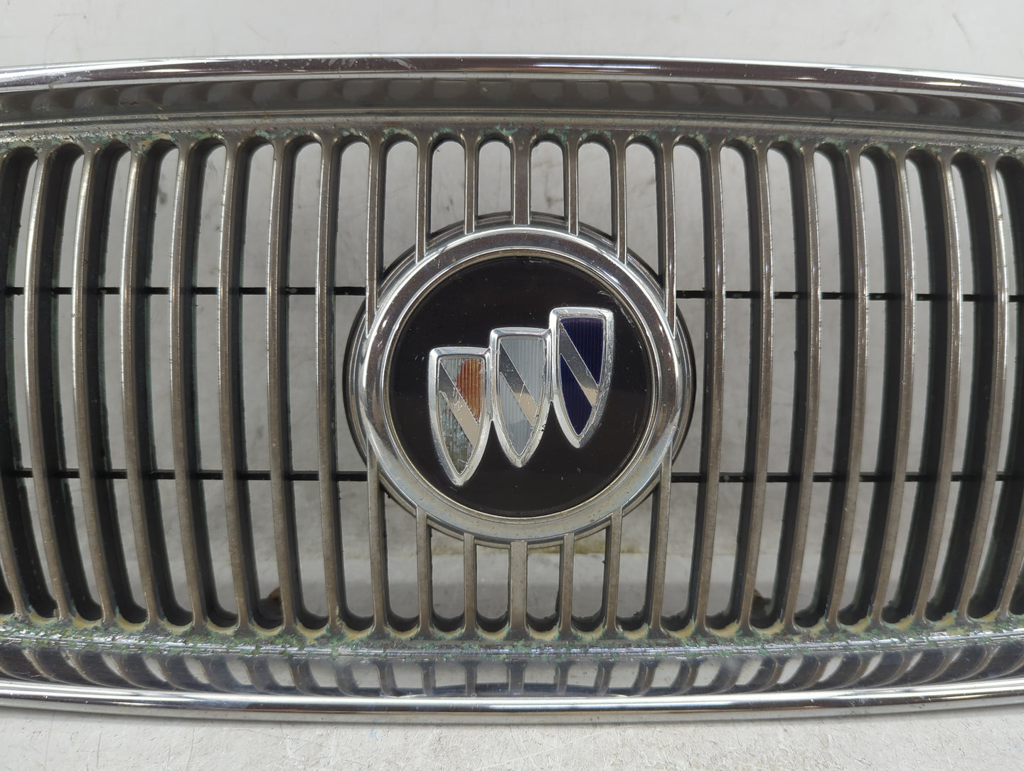 2000-2005 Buick Lesabre Front Grille Bumper Not Included - Oemusedautoparts1.com