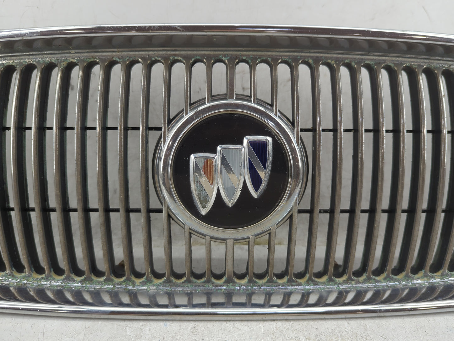 2000-2005 Buick Lesabre Front Grille Bumper Not Included - Oemusedautoparts1.com